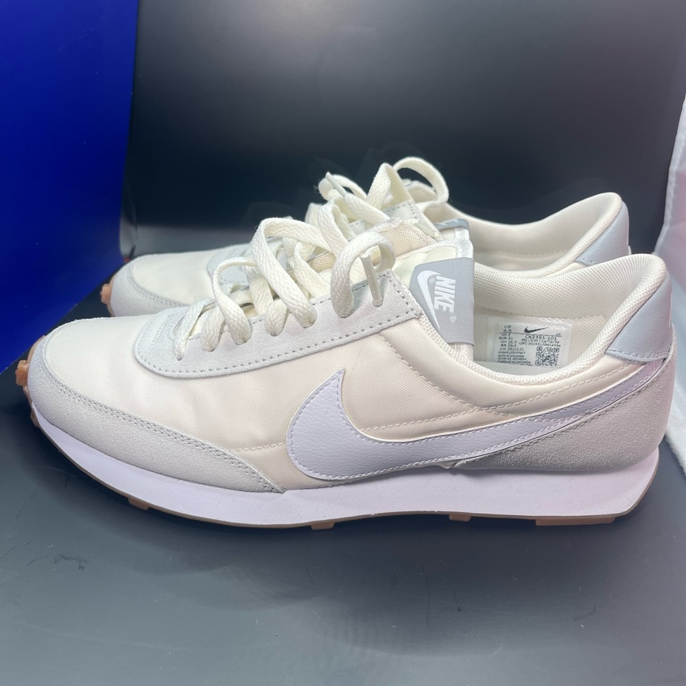 Womens Nike Dbreak size 9.5